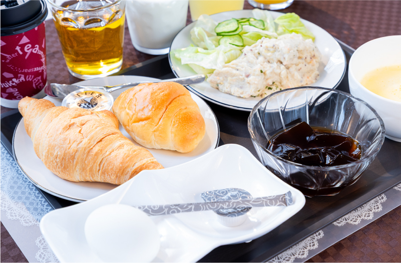 朝食サービス&フリードリンク24時間利用